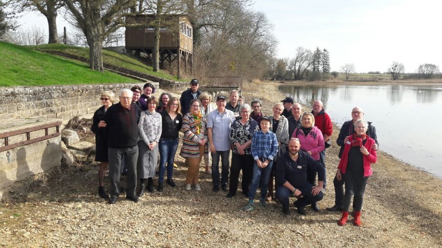De gauche à droite : Monique LEQUY, Mr LEQUY, Véronique MASSON-WATHELET, Deborah WATHELET, Corinne ROUSSEL, Dorothé DEMARETZ, Coralie DETHIERE, Gérard BEIX, Elodie DEMARETZ, Natalie VAN DAMME, Xavier HEYTE, Eugène VERDOOD, Elisabteh PIERRET, Marie-Madeleine MURINGER, J-Pierre BERNARD, Antoine BIWER, Isabelle BIWER, J-Gabriel GIRAUDEAU, xx, Marco GANDINI, Nadia GANDINI, Berend Peter HOGEN ESCH, Didier SALAMON, Lindsey BOGLE