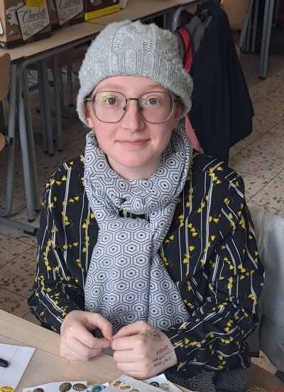Catherine Bernard de Aywaille, qui a eu connaissance de notre rencontre par la page Facebook. Âgée de 24 ans, elle ne collectionne que depuis quelques mois. Catherine, pour sa première participation, est promue sergent légufru sur le site internet.