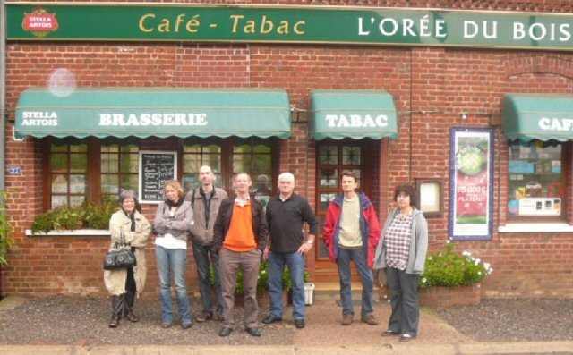 En début de soirée, tout est prêt et nous allons manger à l'Orée du bois, unique restaurant d'Authie,rejoints par les personnes déjà arrivées sur place.