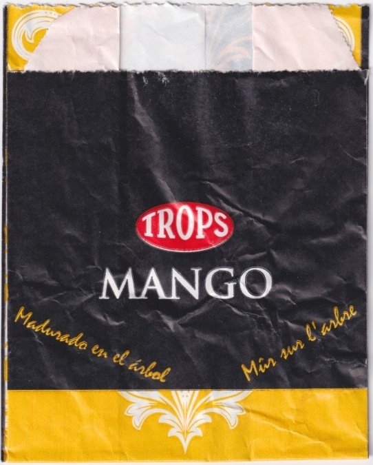 Trops mango madurada en el arbol mur sur l arbre